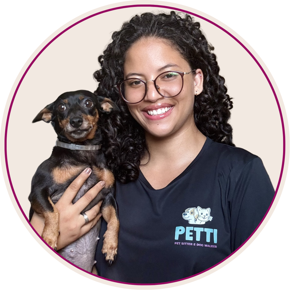 Gabrielle, a Tia Gabi, com um cachorro e a logo Petti na camisa